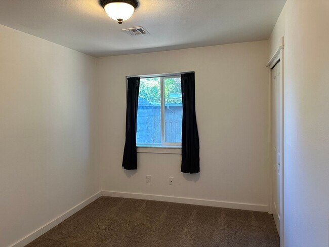 Building Photo - Updated 4 bedroom 2 bath house in Eugene!