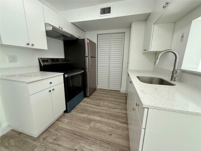 Primary Photo - 4086 N Pine Island Rd