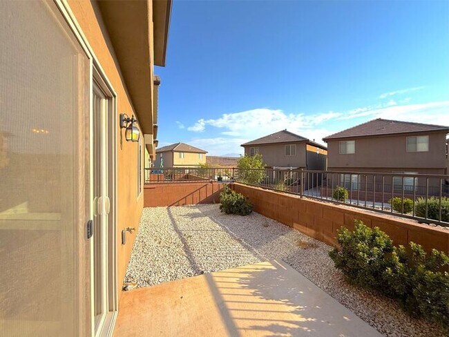 Building Photo - 4 Bed, 2.5 Bath home with 2 Car Garage