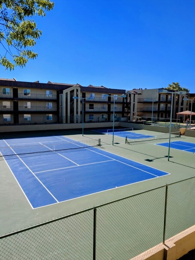 Building Photo - Beautiful 2 bedroom 2 bath Condo New Paint and flooring throughout