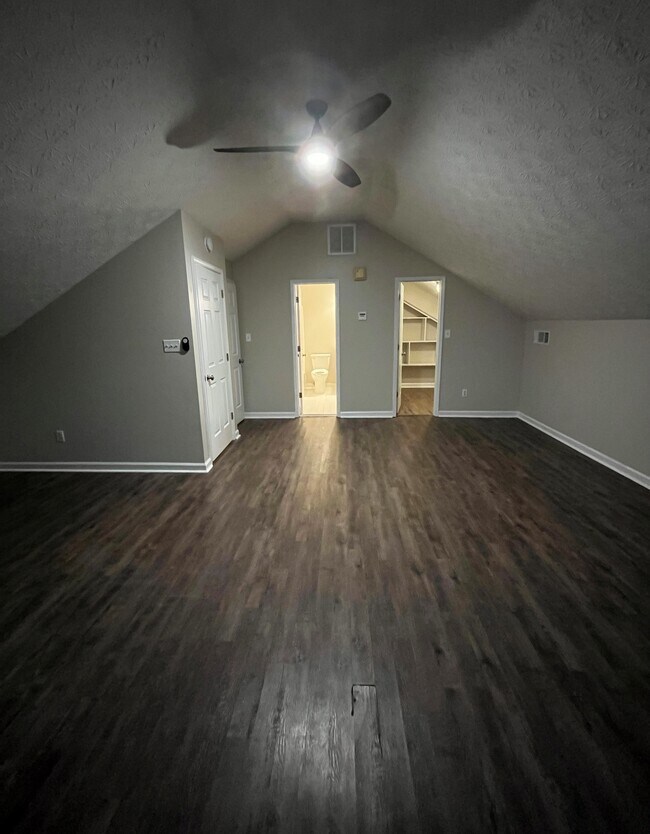 Upstairs HUGE bedroom - view of bathroom and closet - 440 Williamsburg Way