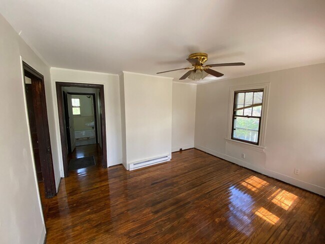 Building Photo - One Bedroom House in Woodycrest