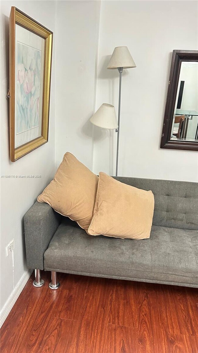 Building Photo - 825 Brickell Bay Dr