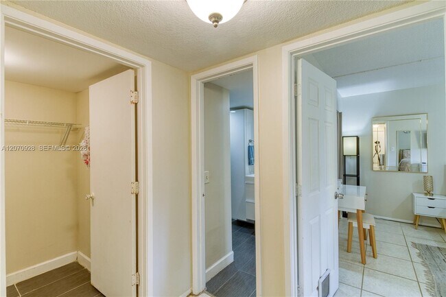 Building Photo - 3095 N Oakland Forest Dr