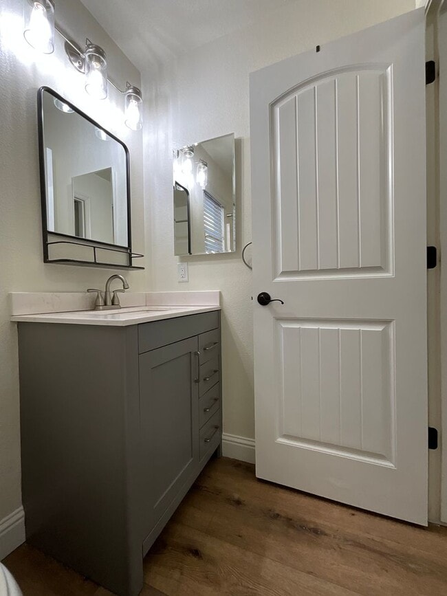 Building Photo - Updated 3 Bedroom 2 Bath Home in Fresno!