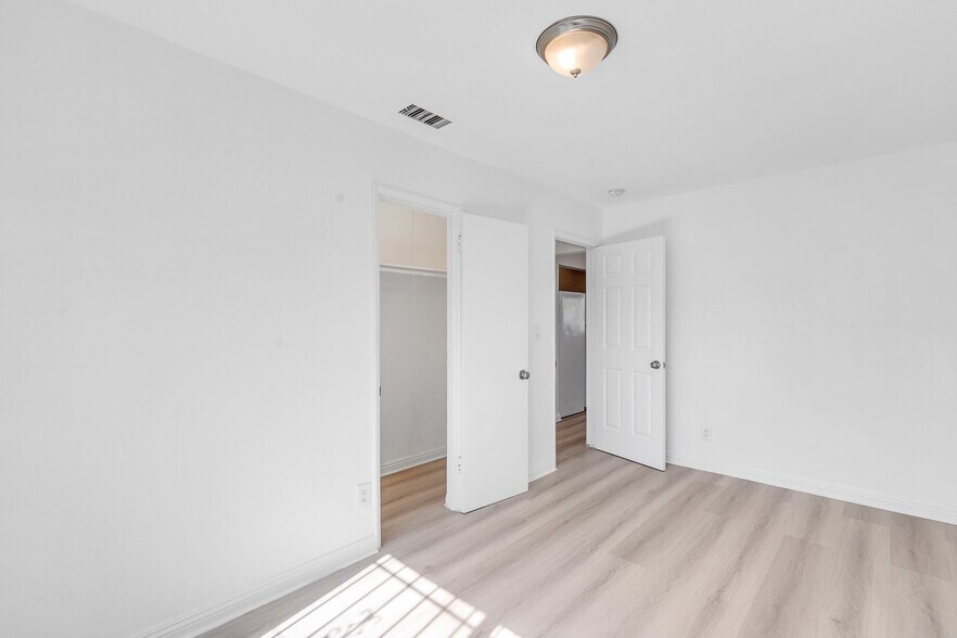 Building Photo - 832 W Colden Ave