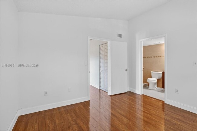 Building Photo - 400 Palm Cir W