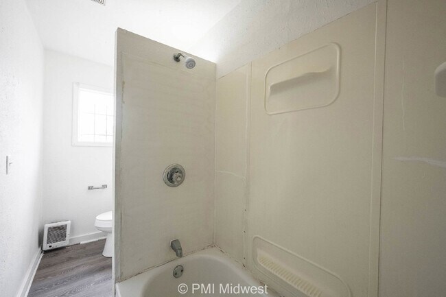 Building Photo - "Charming Duplex Retreat: Spacious 2-Bedro...