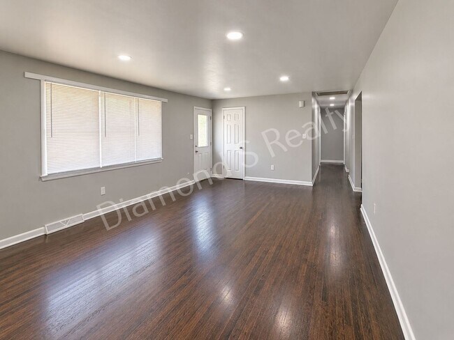 Building Photo - MOVE IN SPECIAL!  Spacious 3 Bed, 2 Bath Home with Large Yard Available!