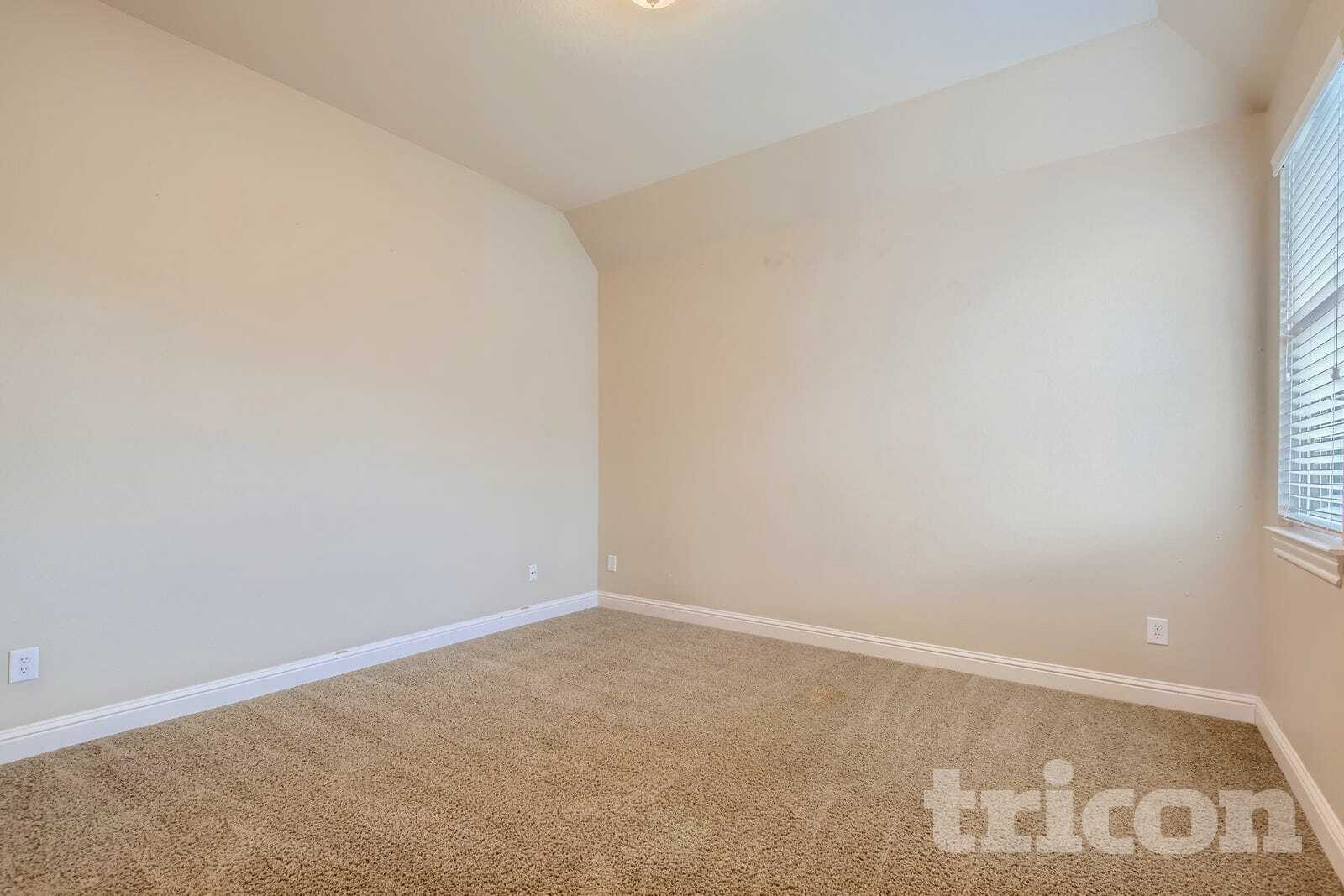 Building Photo - 727 Fairfax Lane