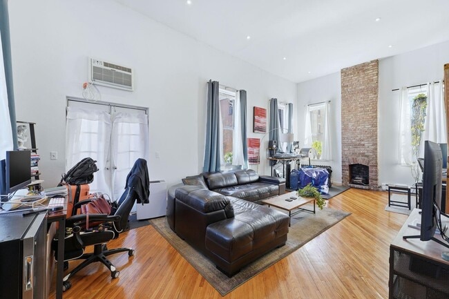 Building Photo - 174 Grand St