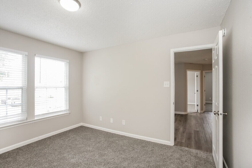 Building Photo - 5609 Woodland Trace Blvd