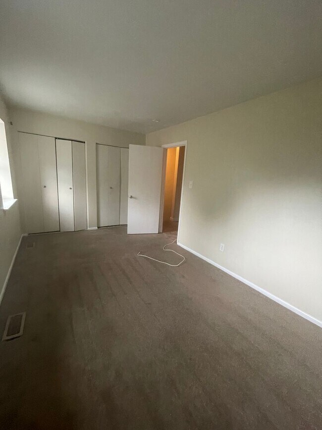 Building Photo - NICE 2 BEDROOM TOWNHOUSE IN LAKE EDWARDS