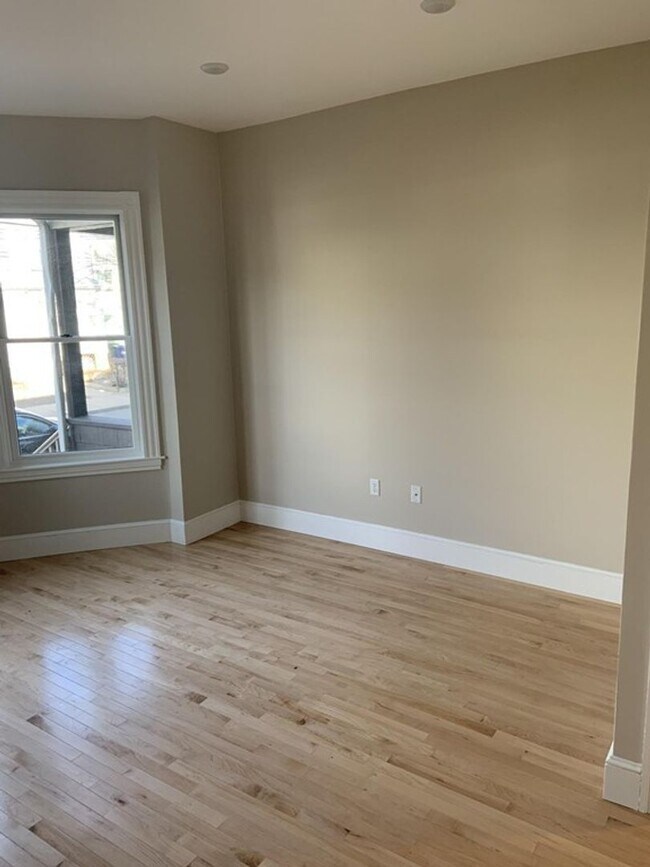 Building Photo - BU 1-bed split(2 Bedroom w/o LR) w/heat