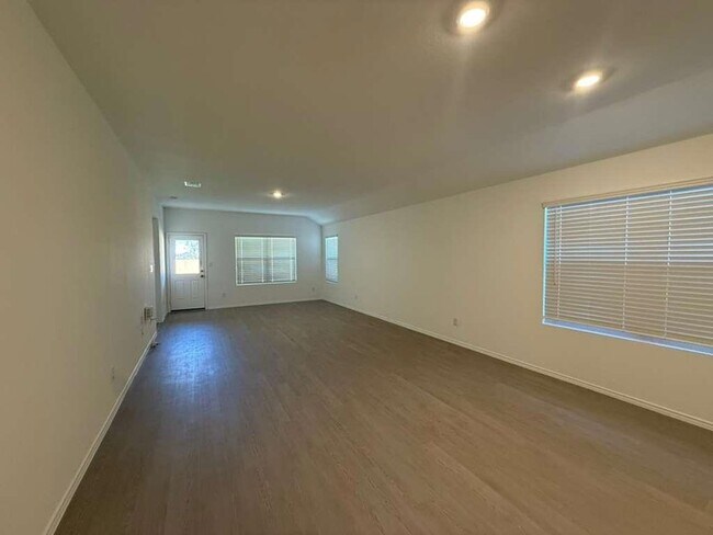 Building Photo - 569 Sormonne Lp