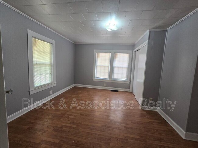 Building Photo - 909 Gaines Ave