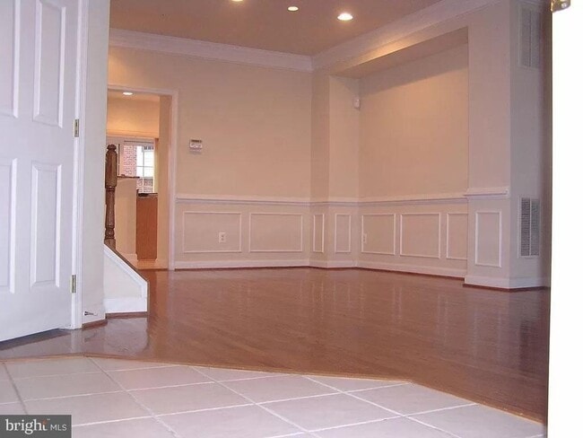 Building Photo - An impeccably maintained and beautifully u...