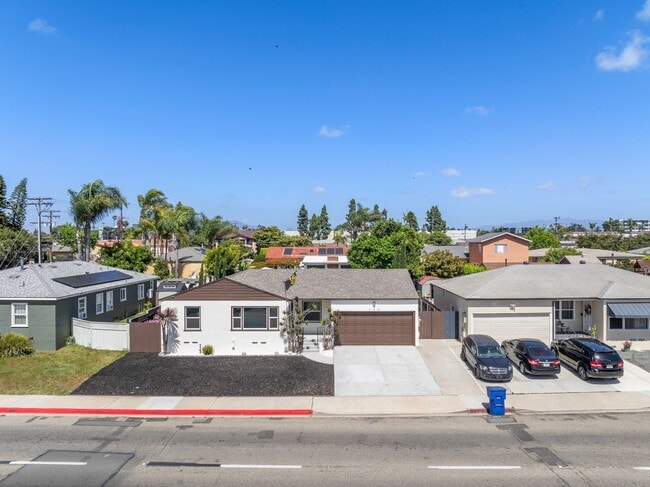 Building Photo - Nicely Remodeled 3 Bed 2 Bath in West Chul...
