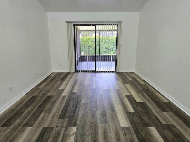 Building Photo - 2511 N Orangewood St
