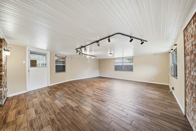 Building Photo - 3226 Springhill Dr