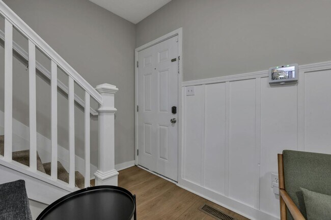 Building Photo - Modern 2BR Townhouse Walk to Downtown All Utilities Included