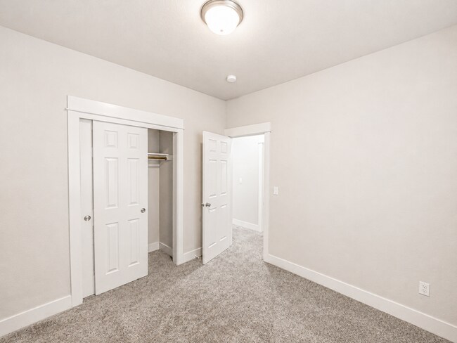 Building Photo - Spacious 3BR Home with Private Yard Near Alpenglow Park