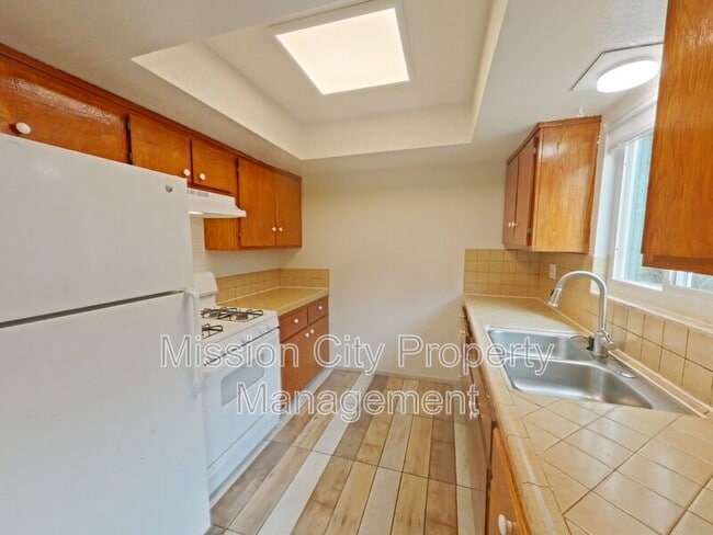 Building Photo - 916 San Andres St