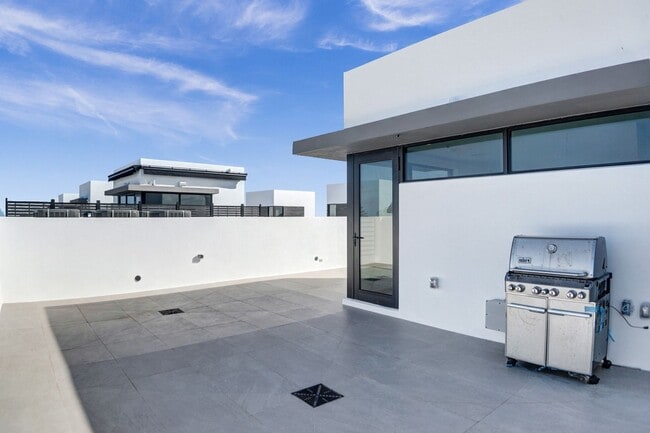 Building Photo - Gorgeous New Townhouse on the Beach