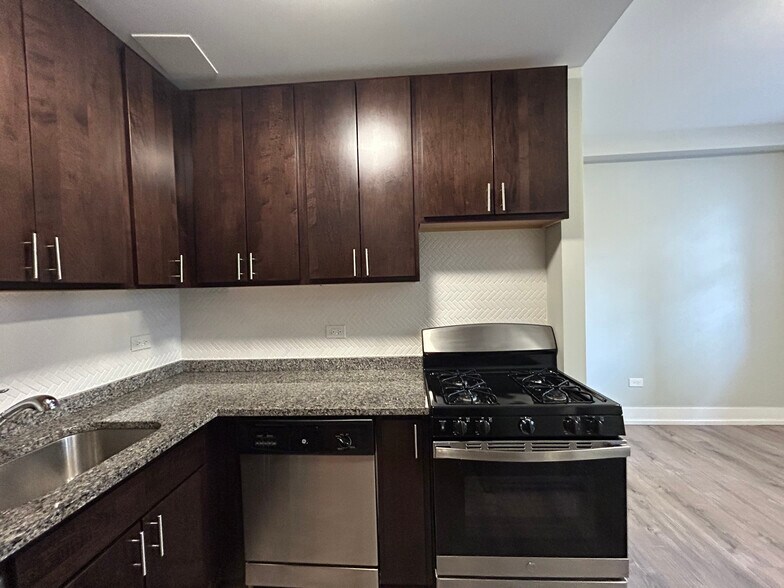 Building Photo - 1128 Maple Ave