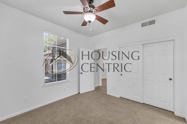 Building Photo - Beautiful Executive Home w/ Pool on 1/2 Ac...