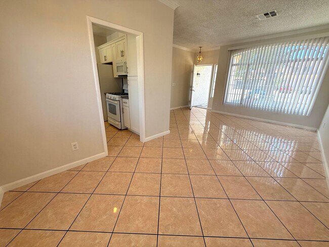 Building Photo - GORGEOUS 3BED/2.5BATH SINGLE FAMILY HOME