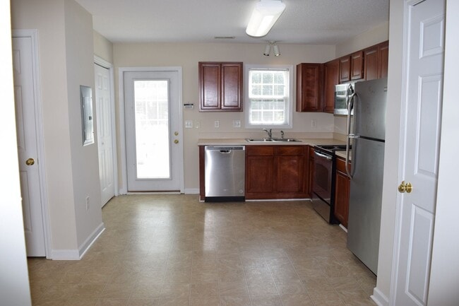 Building Photo - Spacious 2BR 2BA Townhome In Prime Location!