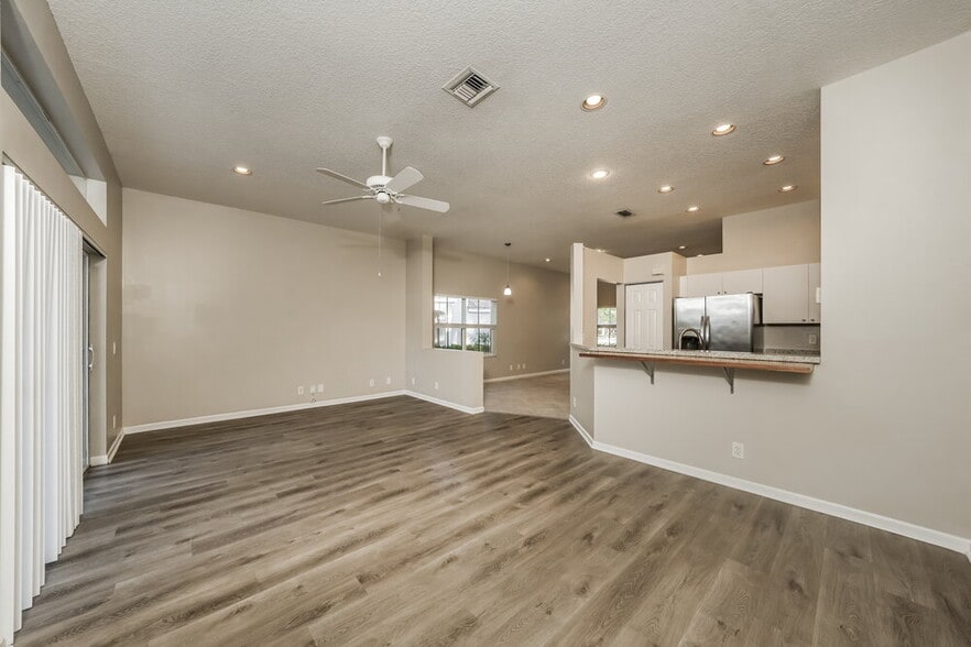 Building Photo - 966 Bluewood Terrace