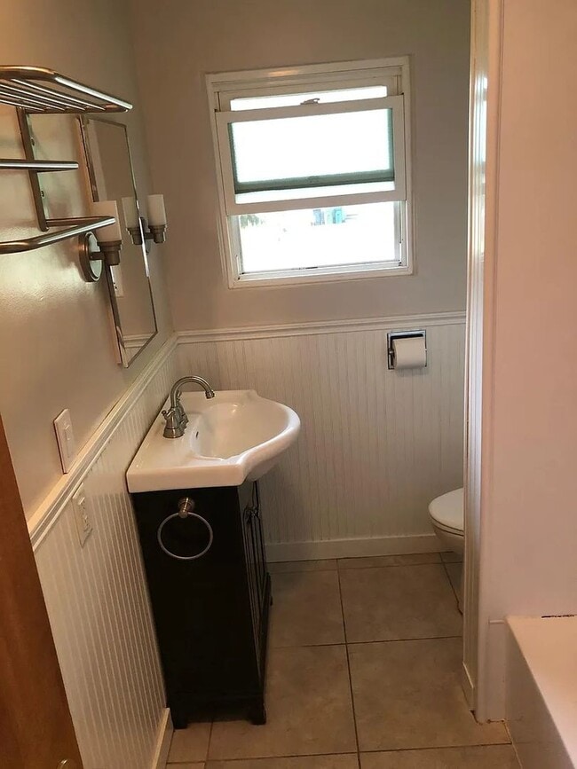 Building Photo - 4 Bedroom, 2 Bathroom House in SE Eugene