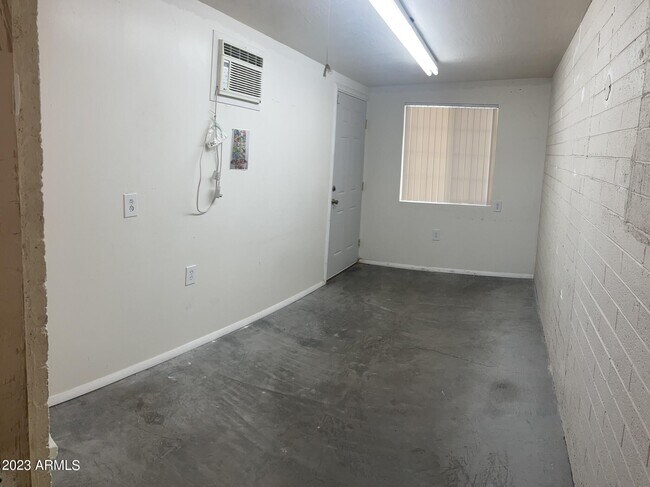 Building Photo - 1308 E Monroe St