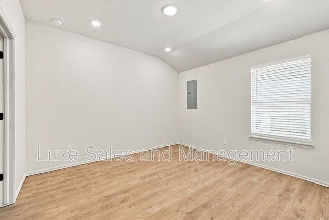 Building Photo - 8012 NW 110th Dr