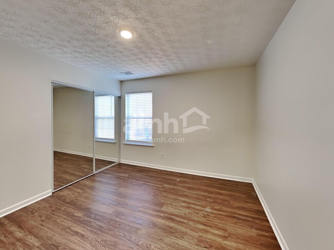 Building Photo - 328 Meadows Ln