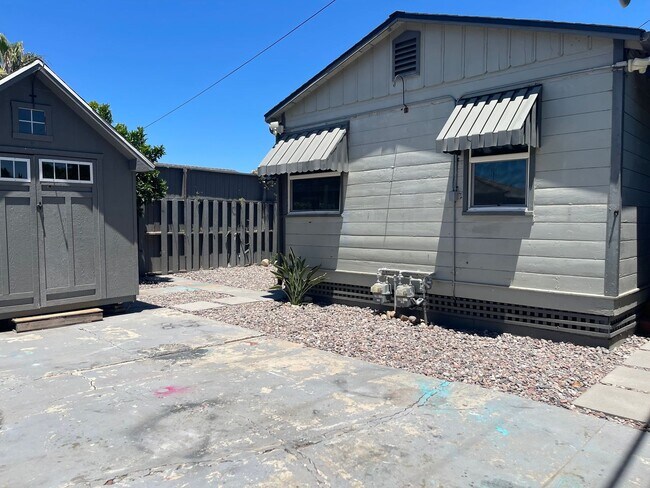 Building Photo - Updated 1 Bed, 1 Bath House in the Heart o...