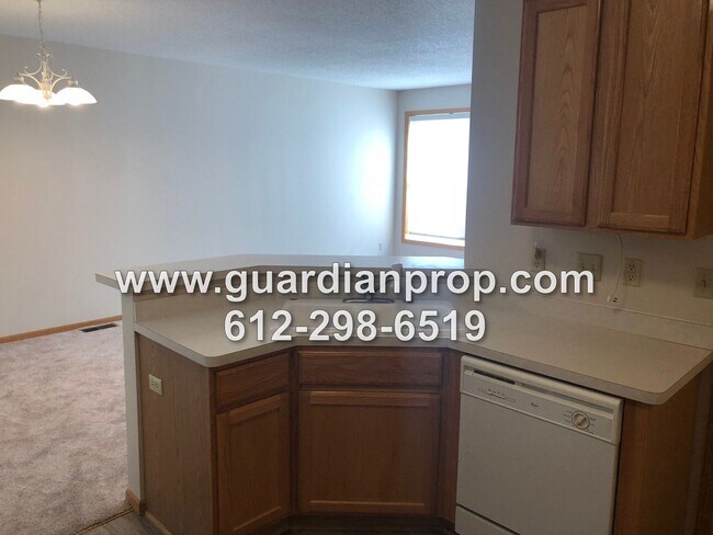 Building Photo - Shoreview Townhouse Available October 1, Open Floor Plan, Jacuzzi Tub, Fireplace, Attached Garage