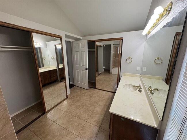 Building Photo - 307 Ridgewood Dr