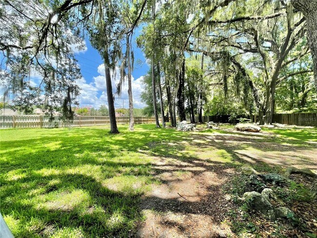 Building Photo - Beautiful 3BR/2.5BA Corner Townhome in Hai...