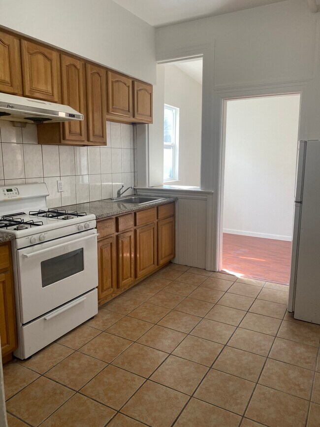 Kitchen - 1565 Pacific Ave
