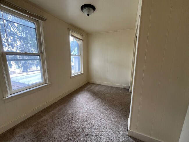 Building Photo - Spacious 4-5 Bedroom, 1.5 Bathroom 2-Story...