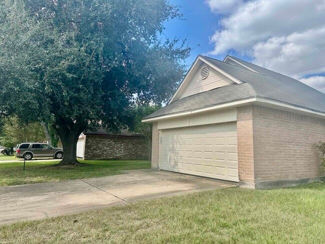 Building Photo - 21918 Pearl Lake Dr