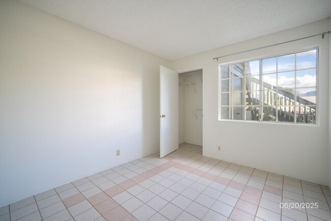 Building Photo - MOVE IN READY! 2/1.5/2 Renovated Unit, Cen...