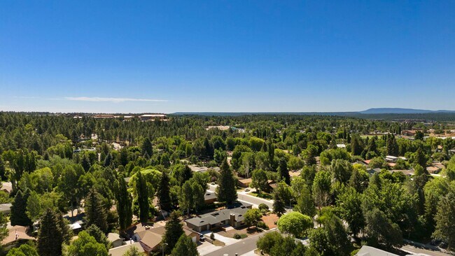 Building Photo - Reburbished 3bd/2ba, 2,275 sq ft home in Coconino Estates close to Hospital, park, downtown Flags...