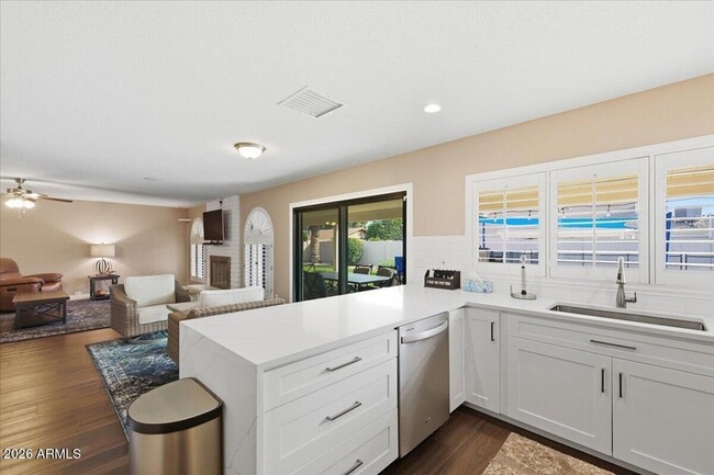 Building Photo - 6101 E Greenway Ln