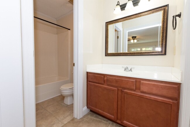 Building Photo - MOVE-IN READY $900 off first month