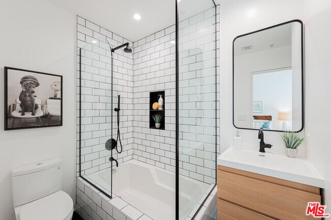 Building Photo - 825 Kings Rd