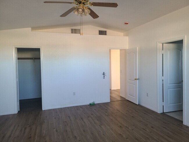 Building Photo - Amazing Hesperia Home